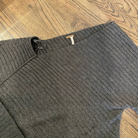 Free people grey sweater with cool shoulder cut - Picture 2 of 2
